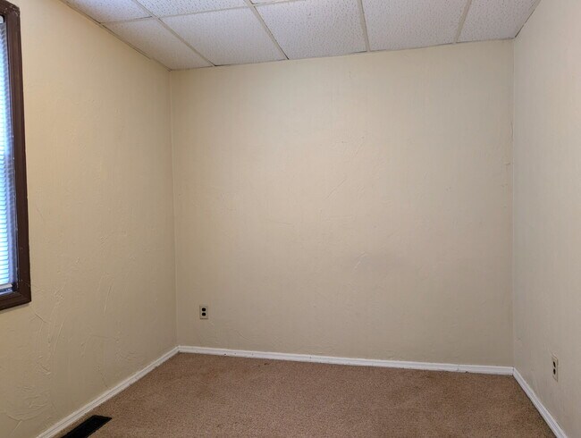 Building Photo - 2 Bedroom Lower Duplex In Green Bay