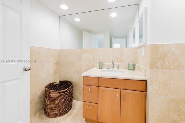 Building Photo - 4001 S Ocean Dr