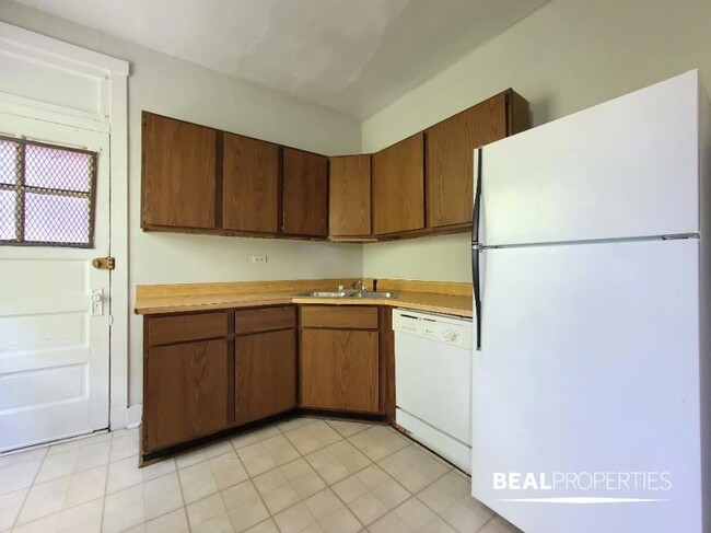 Building Photo - 2 bedroom in CHICAGO IL 60657