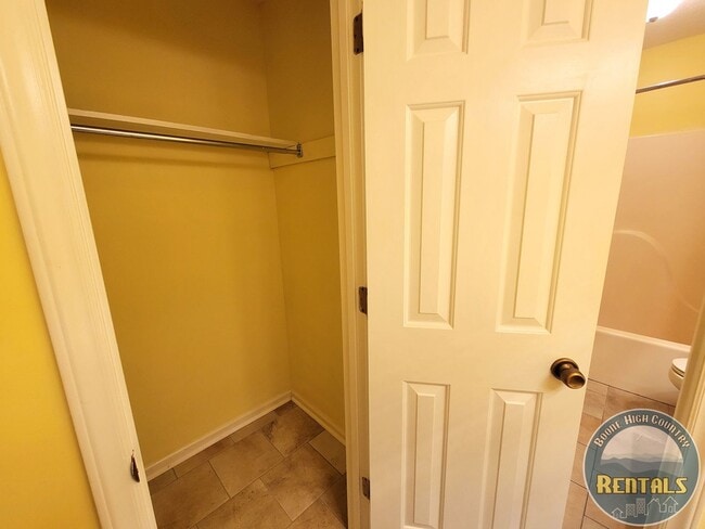 Building Photo - Charming 2BR/1.5BA Townhome Near the Greenway!