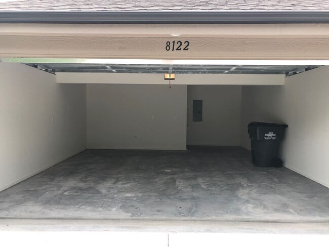 Building Photo - Newer Single Level 2 Bed 2 Car Attached Vi...