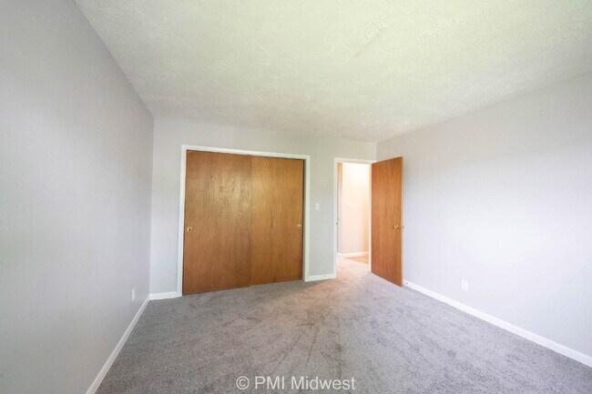 Building Photo - "Charming 2-Bed Townhouse Retreat on Progr...