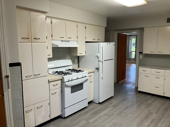 Building Photo - 3 BR/3 BA Home with Large Yard