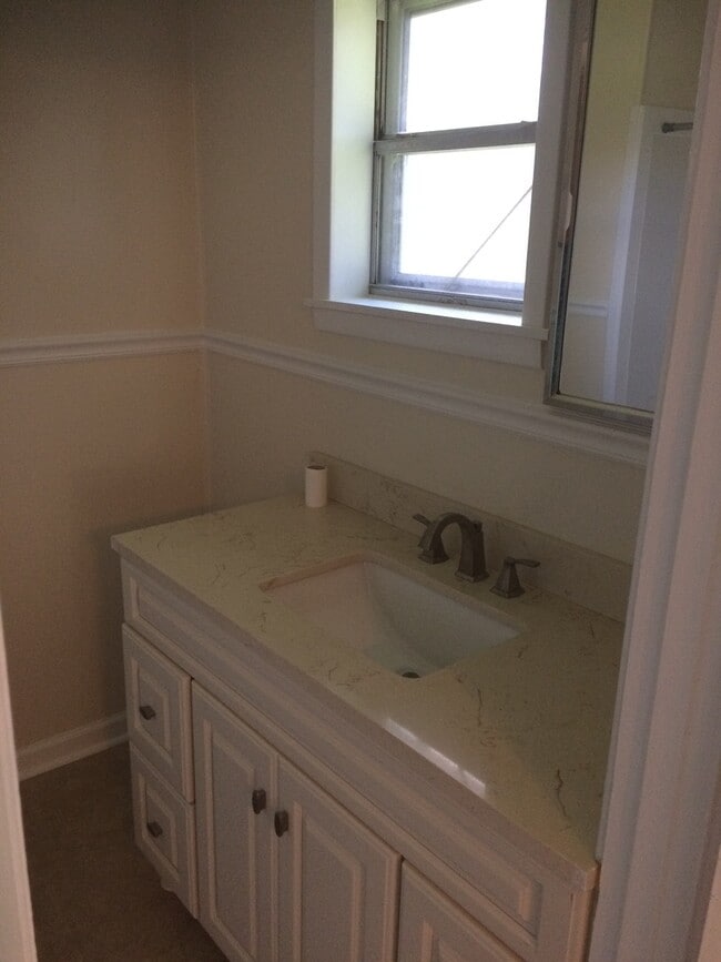 Building Photo - Four Bedroom, Two Bathroom, large yard, (MOVE IN SPECIAL!!)