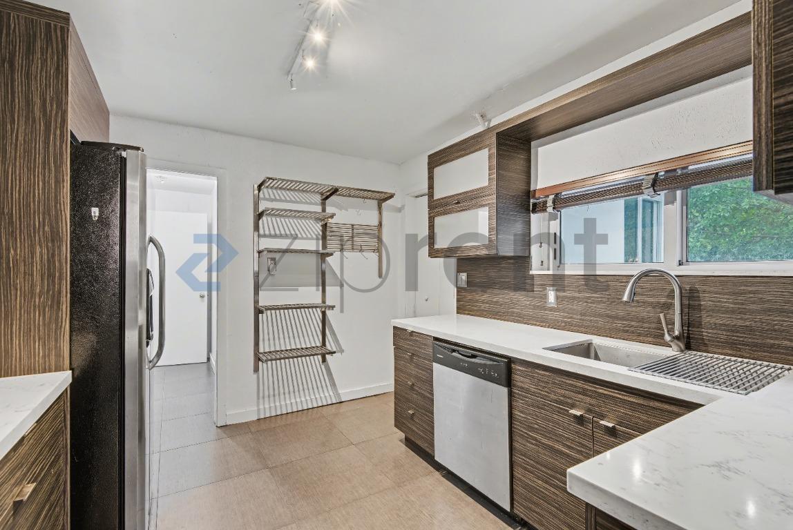 Building Photo - Unit