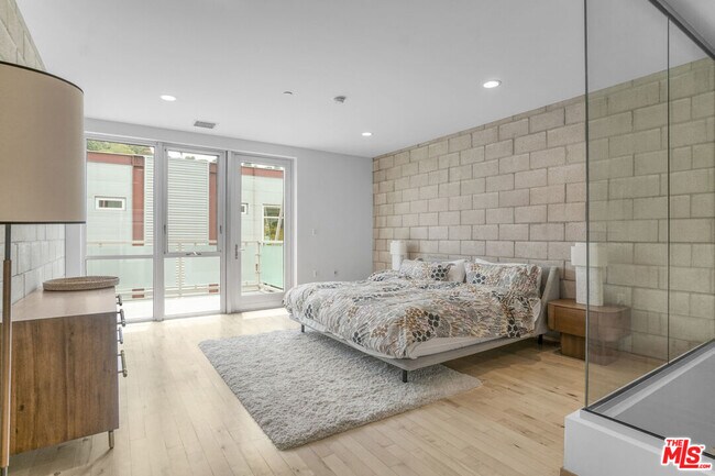 Building Photo - 3450 Cahuenga Blvd