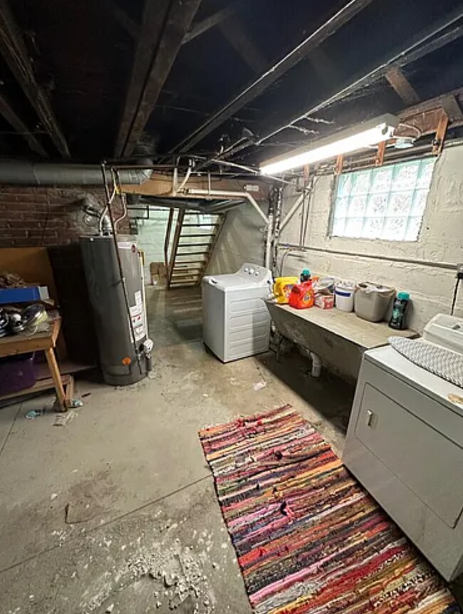 Building Photo - 2 Bedroom House Available Next to UC Campus