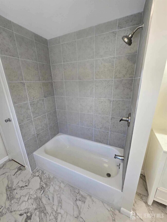 Building Photo - 635 Linden Ave