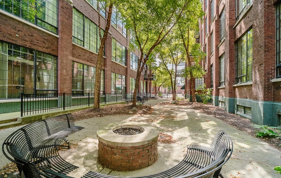 Common Area - 624 E Walnut St