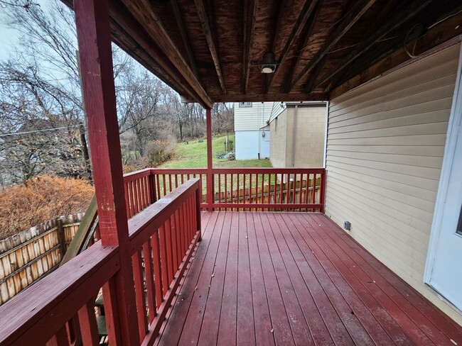 Building Photo - 2 bedroom 1 bath house for rent in West Mi...