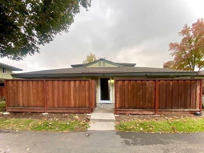 Primary Photo - Charming 2-bedroom townhome in Fremont