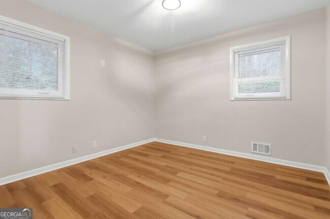 Building Photo - 2953 Meadowview Dr SE