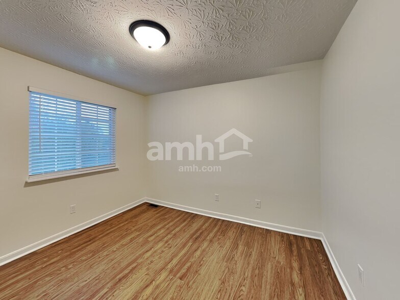 Building Photo - 1215 Brookstone Dr