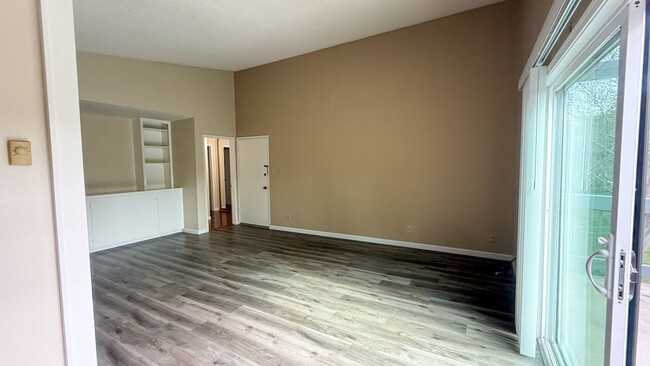 Building Photo - Clean, Comfortable, and Quiet Top-Floor Co...