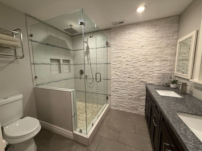 Building Photo - Beautiful 3 Bed 2.5 Bath Home in the Prune...