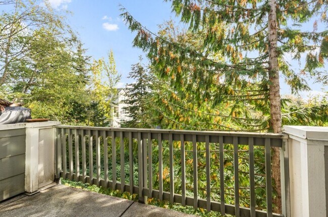 Building Photo - Spacious 2-Bed, 2-Bath Townhome Near Lynnwood & Mill Creek – Modern Comfort & Prime Location!