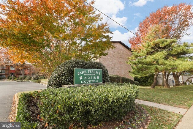 Building Photo - 214 Locust St SE