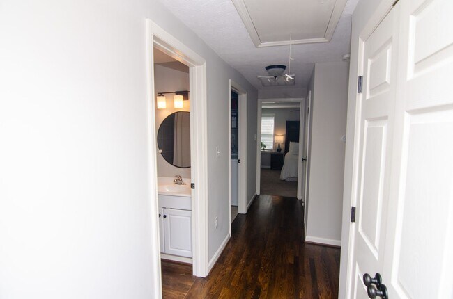 Building Photo - Quaint Single Family Home