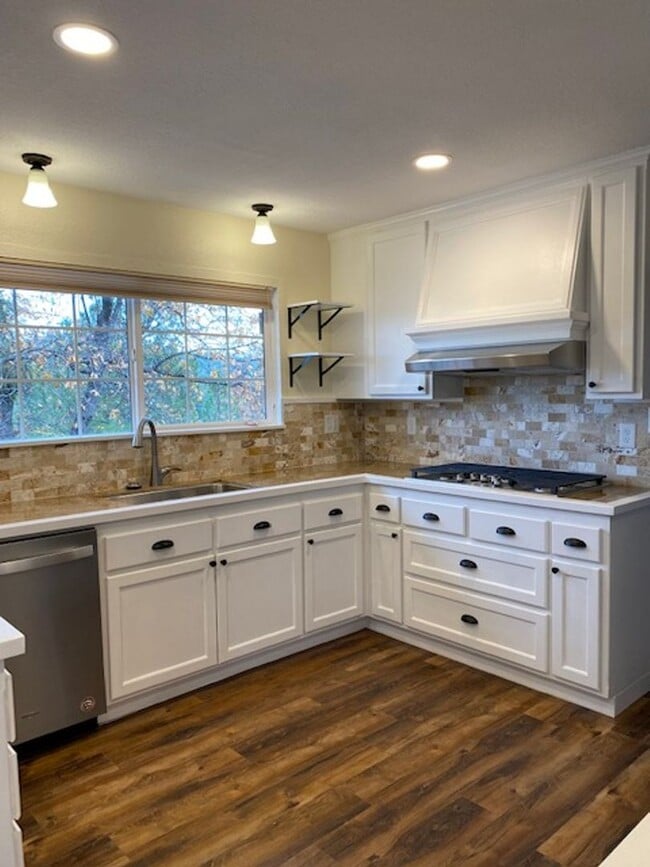 Building Photo - Pine Grove Home