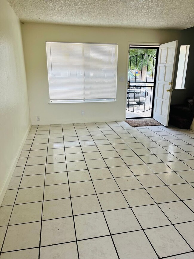 Building Photo - A2885D