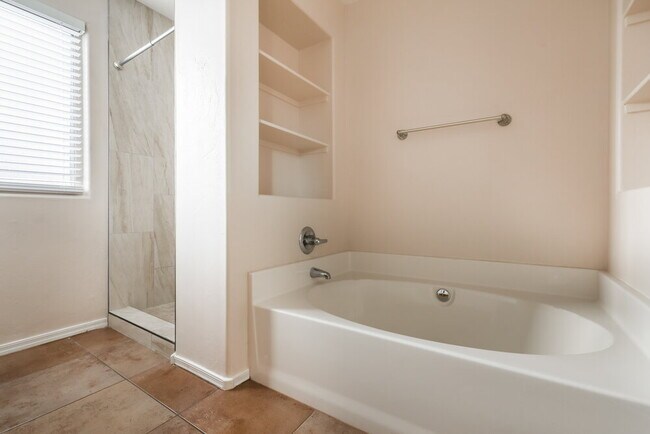 Building Photo - 422 W Tara Danette Dr