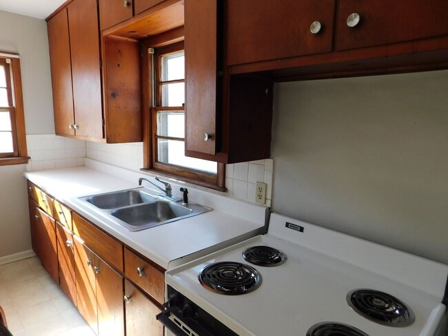 Building Photo - Cozy One Bedroom House in El Dorado!