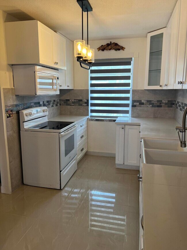 Building Photo - 131 Lake Olive Dr