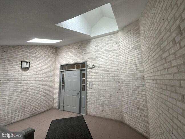 Building Photo - 13613 Sir Thomas Way