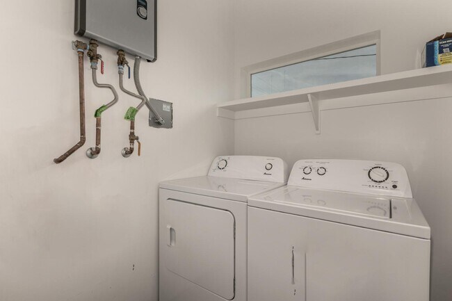 Building Photo - 1933 E Monroe St