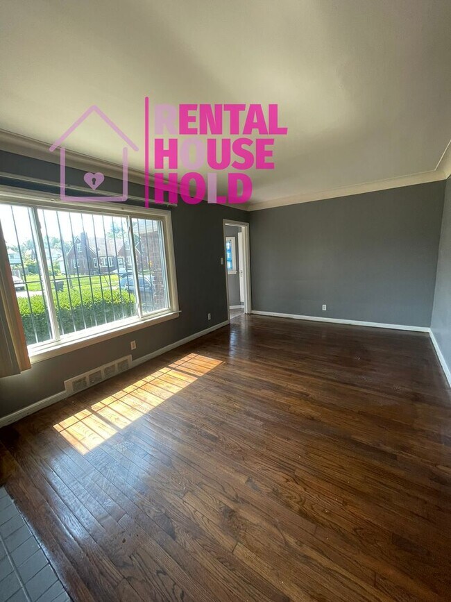 Building Photo - 3 BEDROOM 2 BATH BUNGALOW FREE PRE-SCREEN