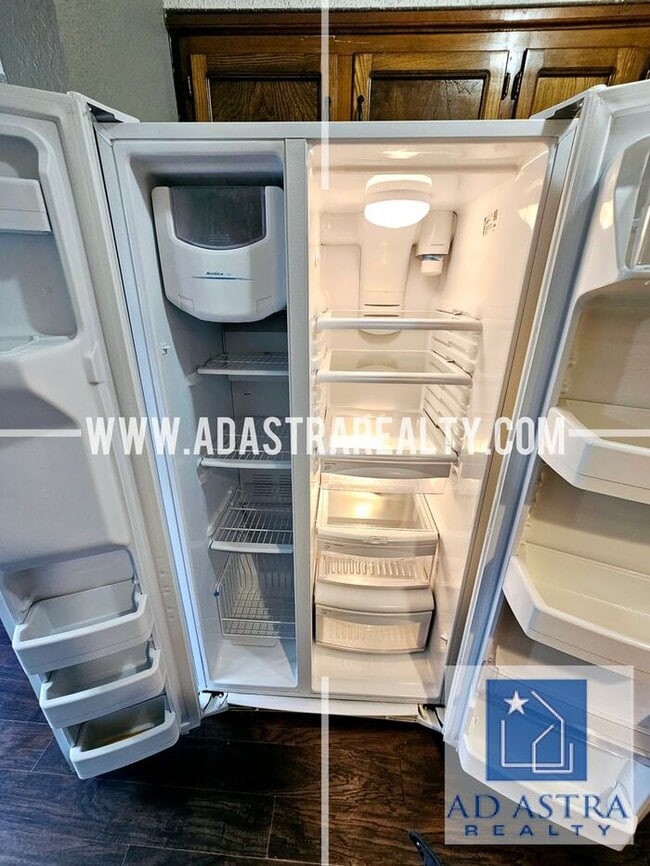 Building Photo - Nice 3 bed 1.5 bath townhouse in Olathe-Coming SOON!!