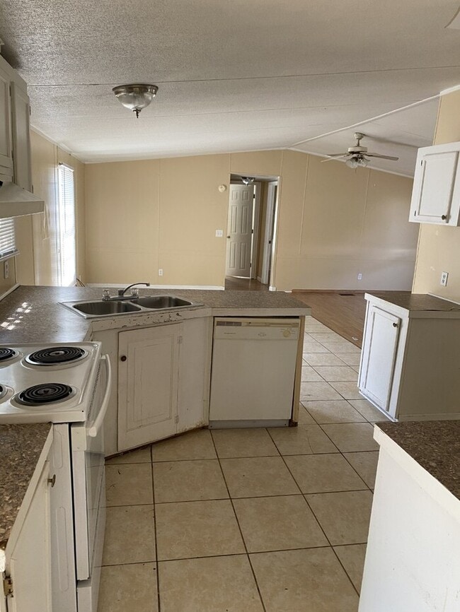 Building Photo - Spacious mobile home in a lovely community located in downtown area of Athens.