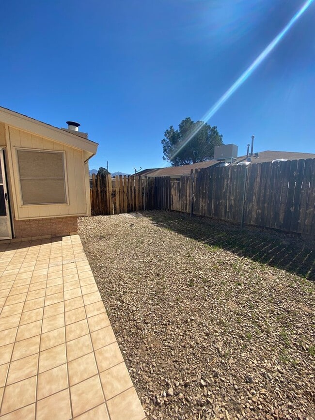 Building Photo - Cute 2 bedroom, 2 bath duplex, spacious backyard.