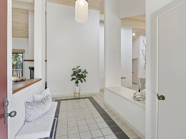 Building Photo - BRIGHT & AIRY HOME IN EXCLUSIVE ENCLAVE SPRAWLING, PRIVATE CULDESAC PROPERTY