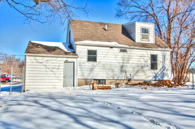 Building Photo - Large 3 Bedroom, 2 Bathroom - Pyramid Properties