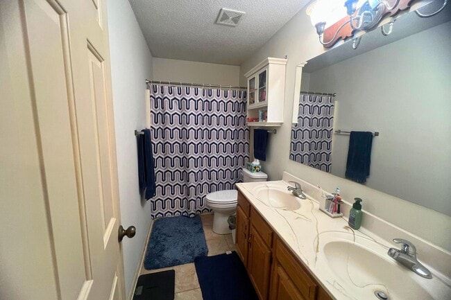 Building Photo - 2402 Garden Dr