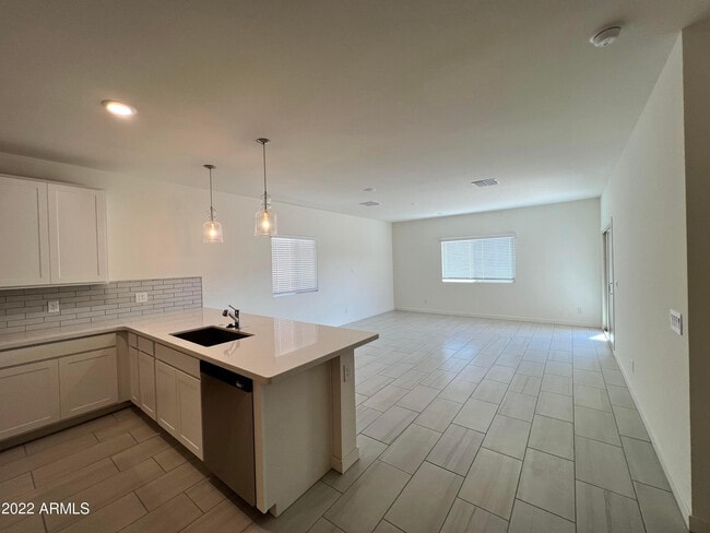 Building Photo - 729 E Diamond Dr