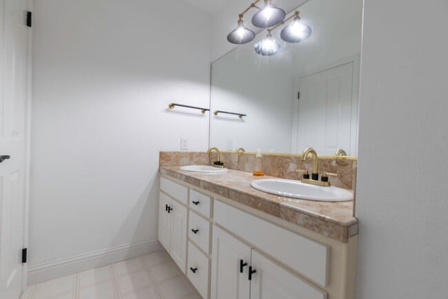 Building Photo - Beautiful 5 bedroom/3bath home with a pool