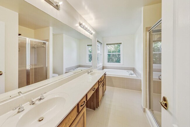 Building Photo - Cool on Cool Spring! Large SF 4 Bed + 2.5 BA