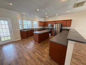 Building Photo - Beautiful 3 Bedroom 2.5 Bath SPACIOUS town home! Community Playground and Picnic area!