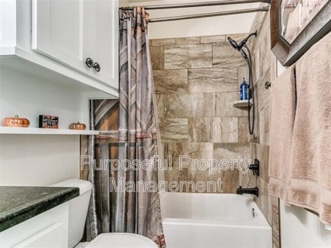 Building Photo - 811 E Mosier St