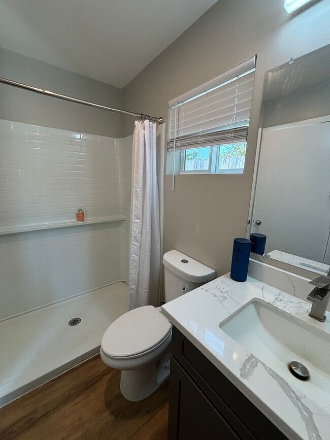 Building Photo - 4 suites in 1