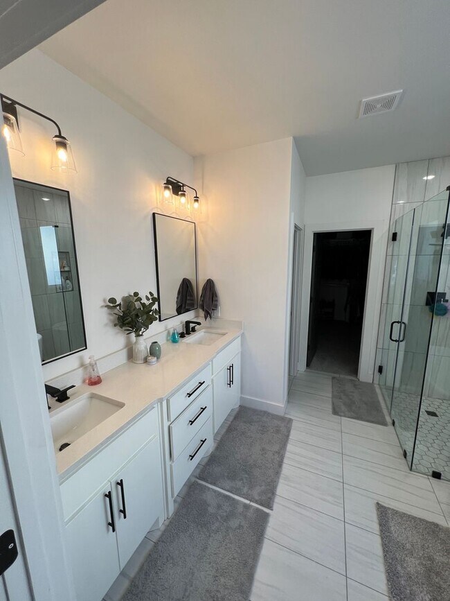 Building Photo - 4 Bedroom 3 bath in Escondido Ranch!