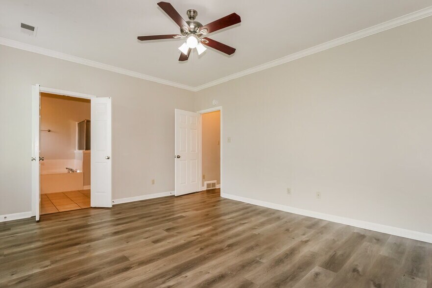 Building Photo - 4077 Course View Dr
