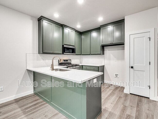 Building Photo - 606 W 2nd St