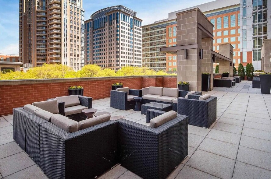 Building Photo - 12025 Town Square St