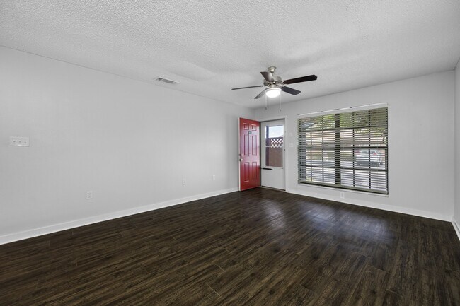 Building Photo - 7110 Tudor Ln