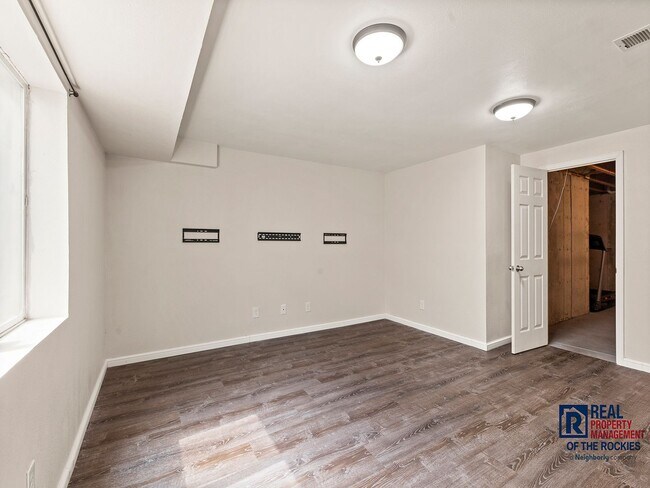 Building Photo - Charming 3 Bed, 2 Bath Home with 3-Car Gar...