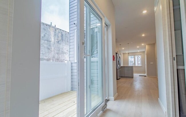 Building Photo - 2142 W Master St