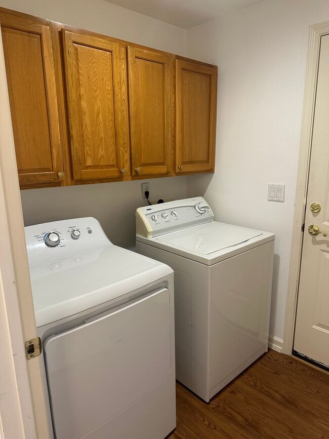 Building Photo - Beautiful 3 bedroom 2 bathroom house in a ...